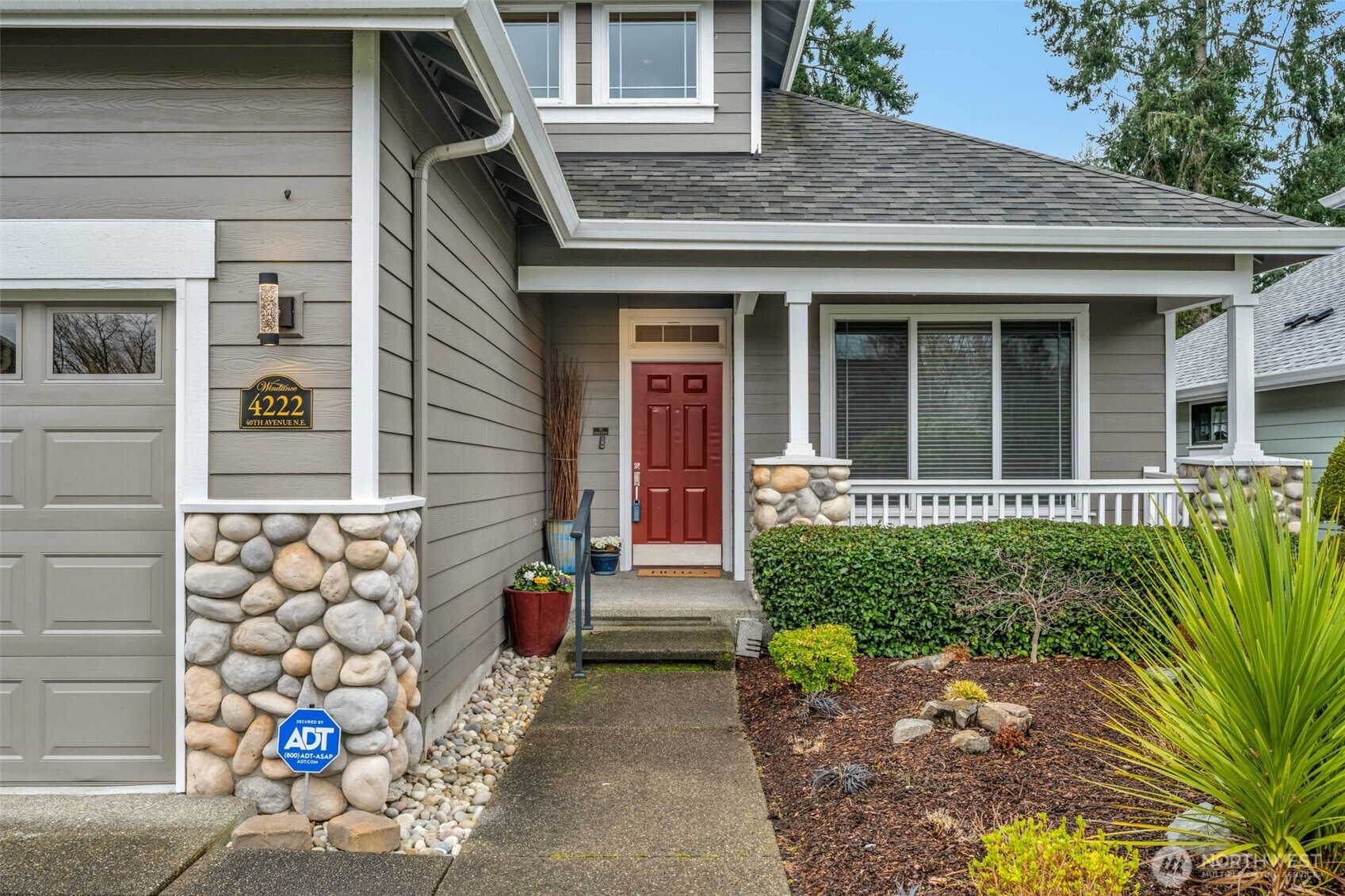 4222 40 Avenue NE