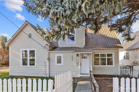 Photo of 302 Stafford Street, Cle Elum, WA 98922 (MLS # 2455606)