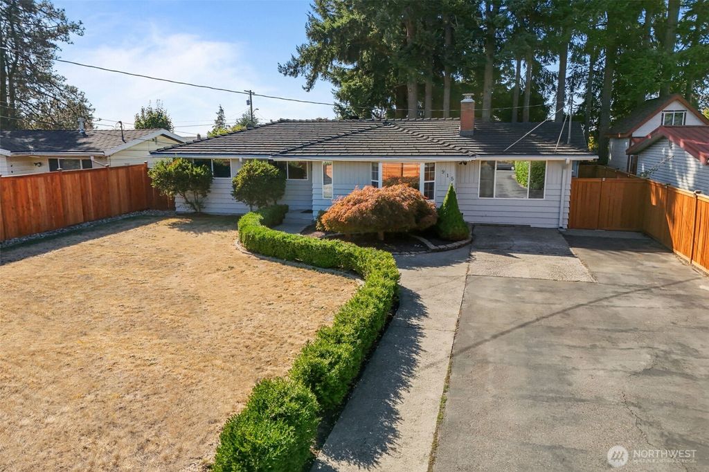 Photo of 915 Monroe Avenue NE, Renton, WA 98056 (MLS # 2437939)