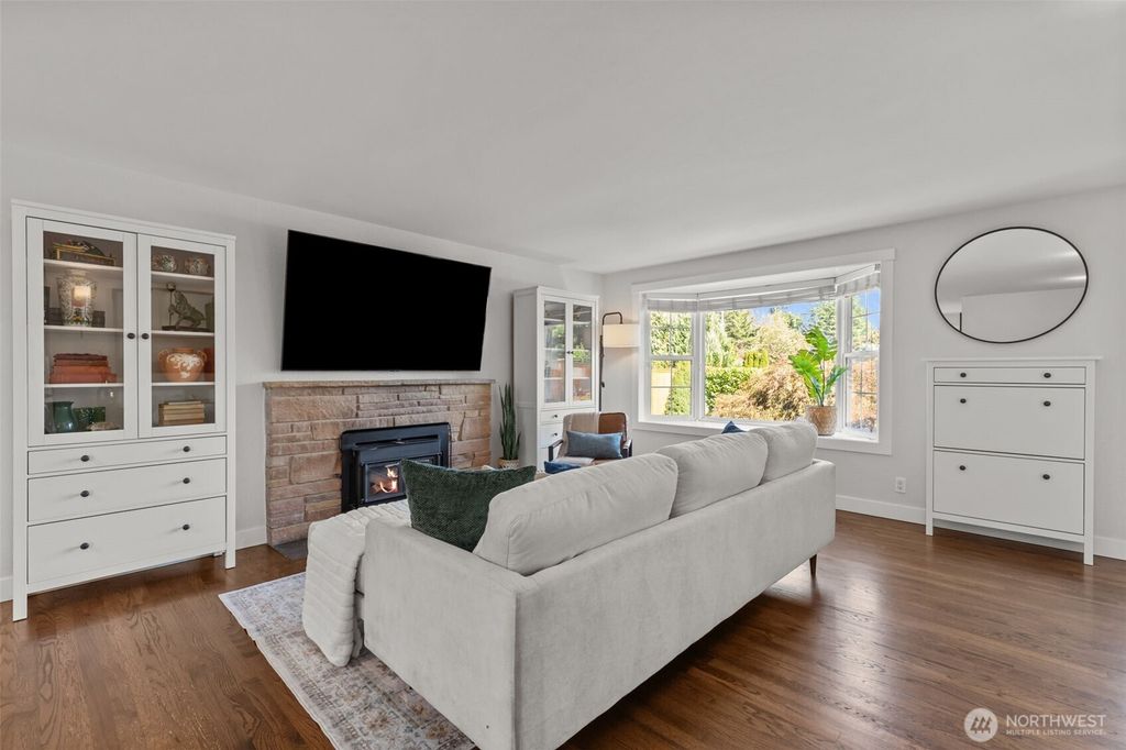 Photo of 915 Monroe Avenue NE, Renton, WA 98056 (MLS # 2437939)