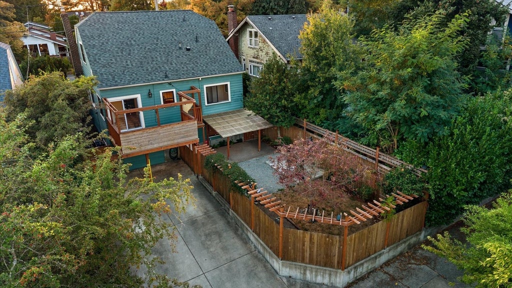 Photo of 7530 Roosevelt Way NE, Seattle, WA 98115 (MLS # 2597391)