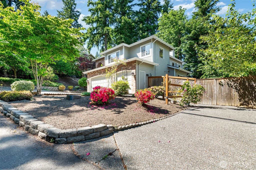 Photo of 11628 NE 100th St St, Kirkland, WA 98033 (MLS # 2363758)
