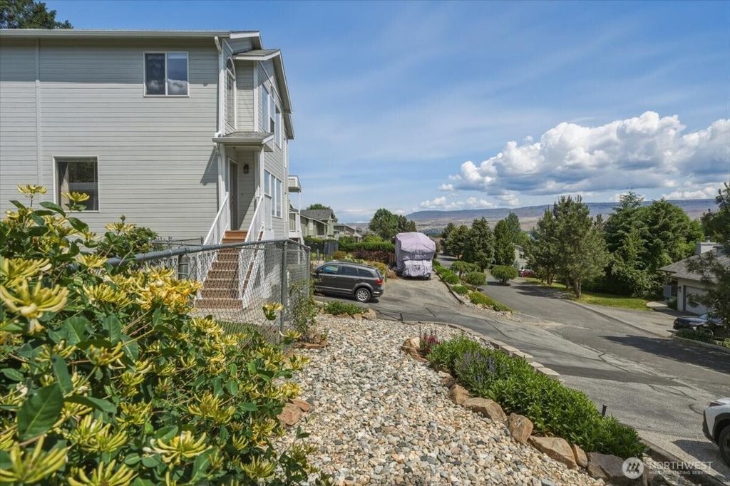 Photo of 2432 Jeffrey Court, Wenatchee, WA 98801 (MLS # 2526713)