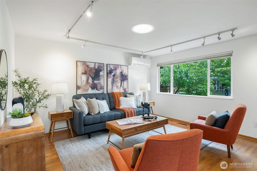 Photo of 3232 S Edmunds Street, Seattle, WA 98118 (MLS # 2371738)