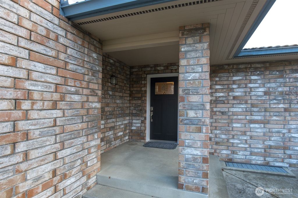 Photo of 527 S Liberty Street, Port Angeles, WA 98362 (MLS # 2478274)