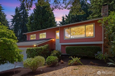Photo of 12925 NE 110th Place, Kirkland, WA 98033 (MLS # 2548074)