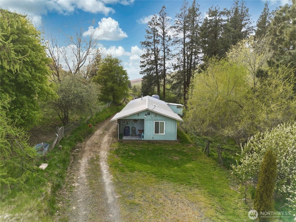 Photo of 938 Patit Road, Dayton, WA 99328 (MLS # 2511099)