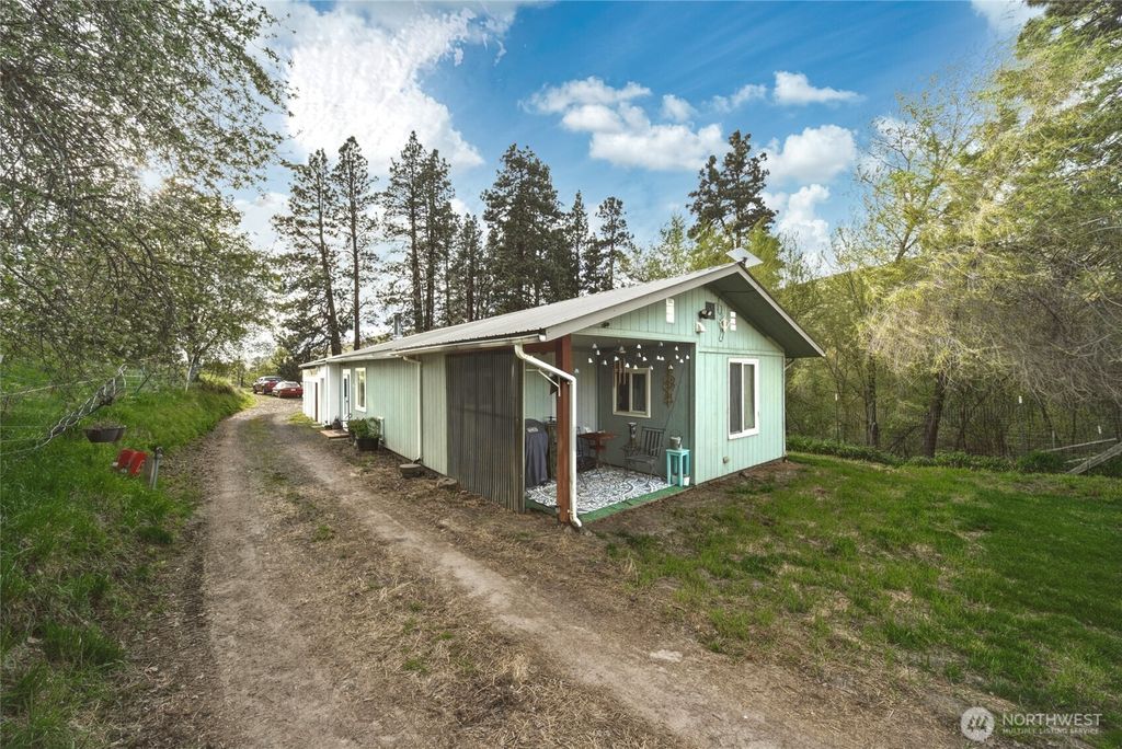 Photo of 938 Patit Road, Dayton, WA 99328 (MLS # 2511099)