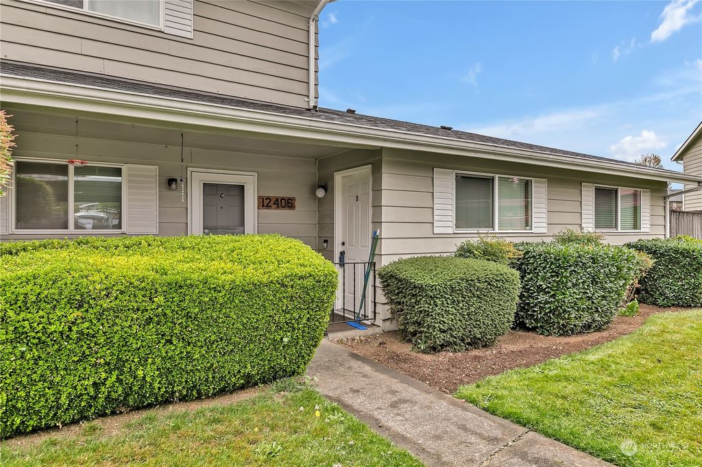 Photo of 12406 SE 272nd Place #D, Kent, WA 98030 (MLS # 2300966)