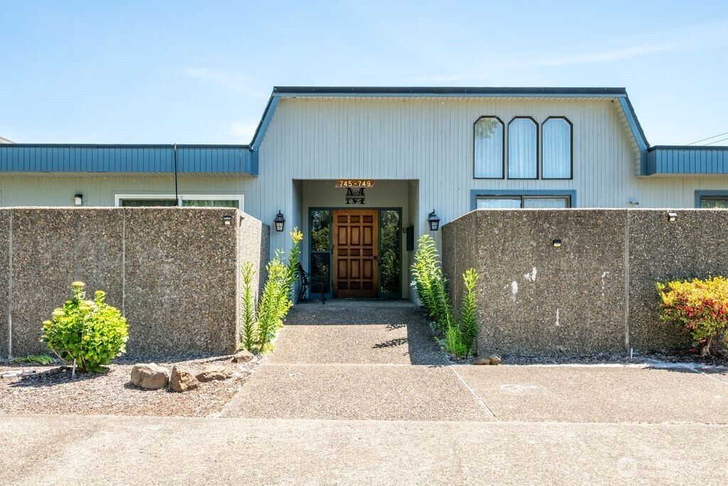 Photo of 745 Marine View Drive, Longview, WA 98632 (MLS # 2539141)
