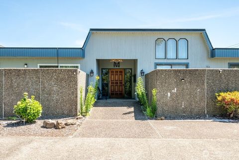 Photo of 745 Marine View Drive, Longview, WA 98632 (MLS # 2539141)