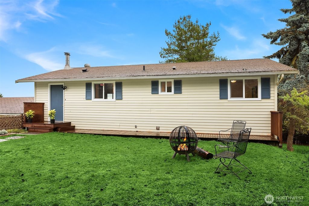 Photo of 609 NW Broadway Street, Coupeville, WA 98239 (MLS # 2464501)