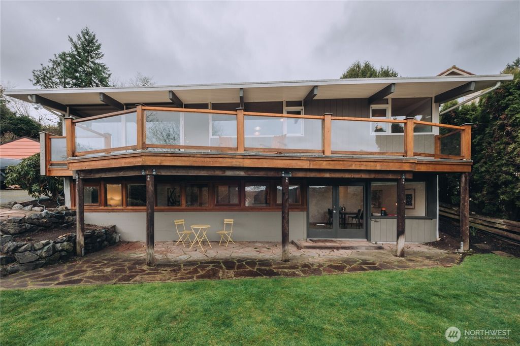 Photo of 11323 Durland Place NE, Seattle, WA 98125 (MLS # 2489799)