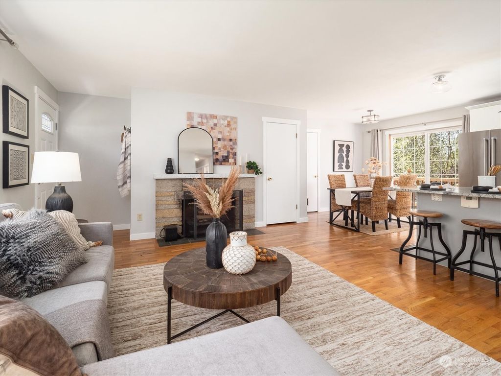 Photo of 11253 145th Avenue SE, Renton, WA 98059 (MLS # 2220301)