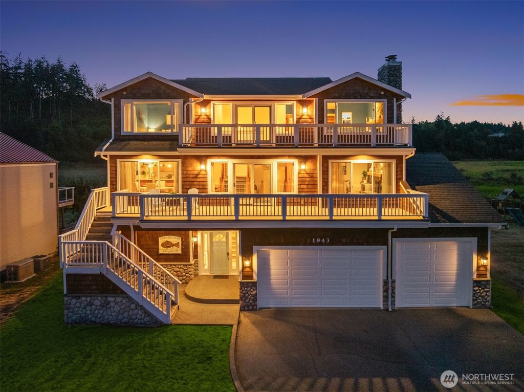 Photo of 1943 Shore Avenue, Freeland, WA 98249 (MLS # 2504509)