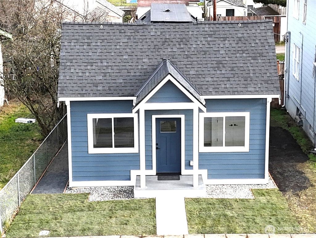 Photo of 2405 Rockefeller Ave Ave, Everett, WA 98201 (MLS # 2472493)