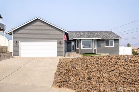 Photo of 1348 Wheatridge Drive, East Wenatchee, WA 98802 (MLS # 2429770)