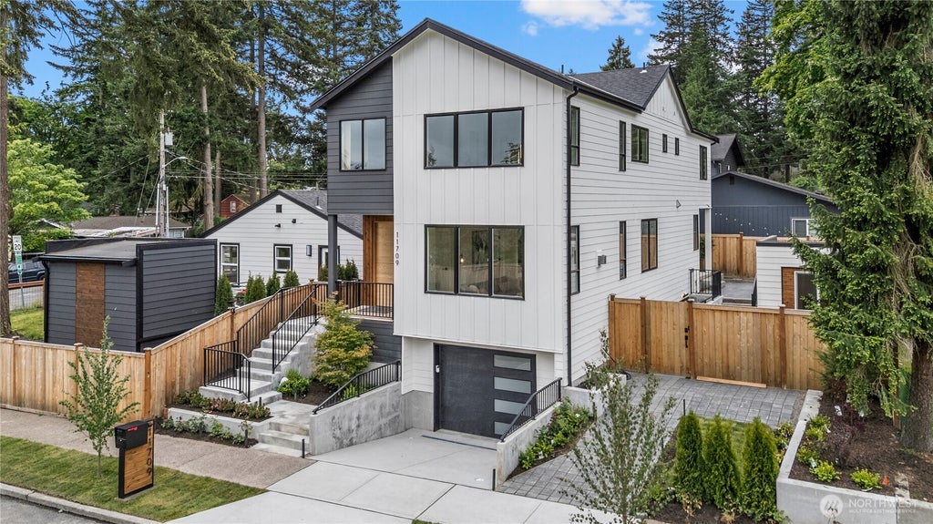 Photo of 11709 Roosevelt Way NE, Seattle, WA 98125 (MLS # 2559799)