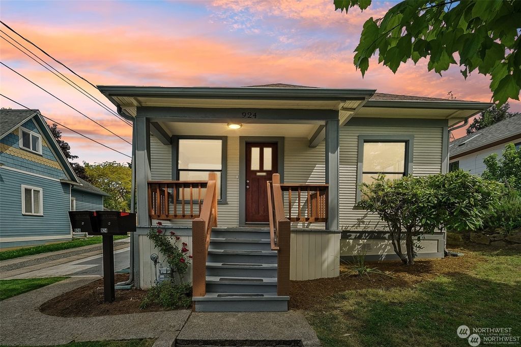 Photo of 924 NW 62nd Street, Seattle, WA 98107 (MLS # 2264359)