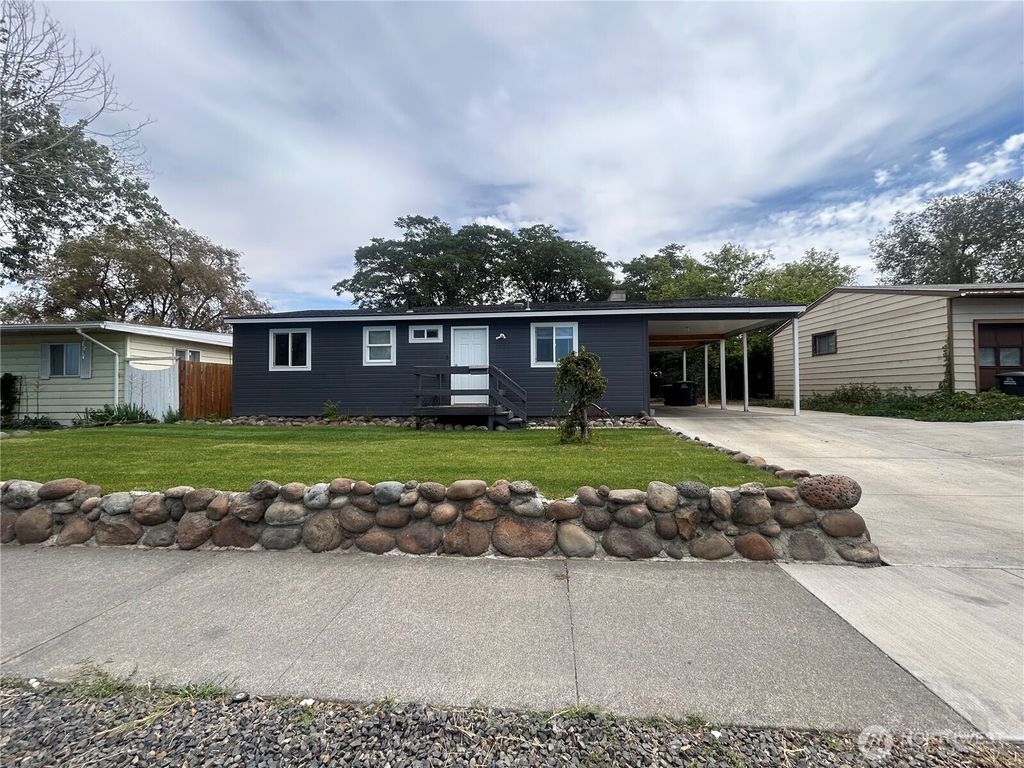 Photo of 1431 W Sunset Drive, Moses Lake, WA 98837 (MLS # 2488995)