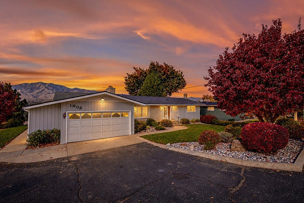 Photo of 1602 N Aurora Avenue, East Wenatchee, WA 98802 (MLS # 2597386)