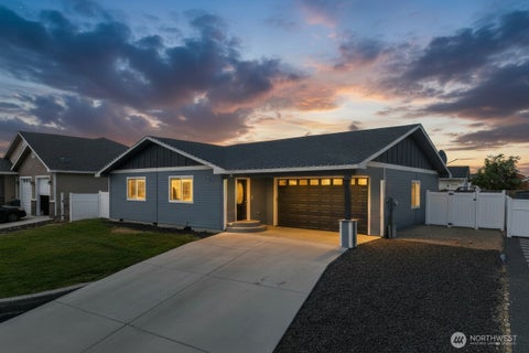 Photo of 609 Eagle Nest Drive, Granger, WA 98932 (MLS # 2563202)