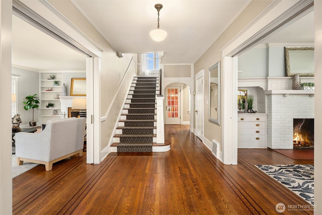 Photo of 1227 Federal Avenue E, Seattle, WA 98102 (MLS # 2343702)