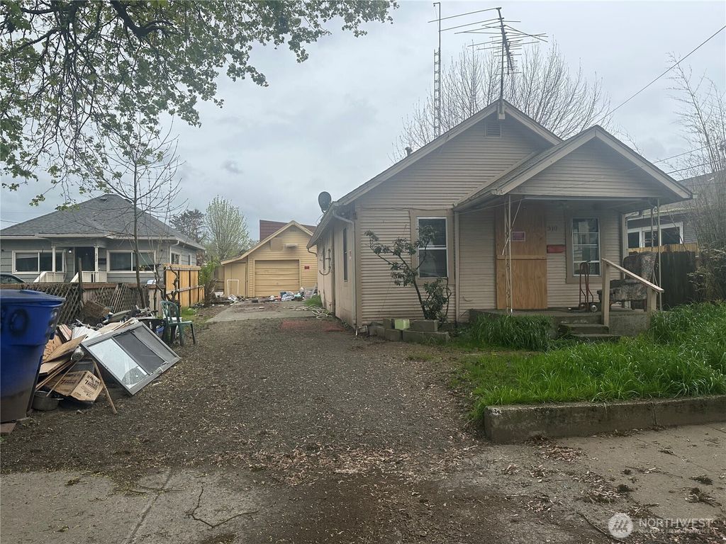 Photo of 310 NW 3rd, Kelso, WA 98626 (MLS # 2503199)