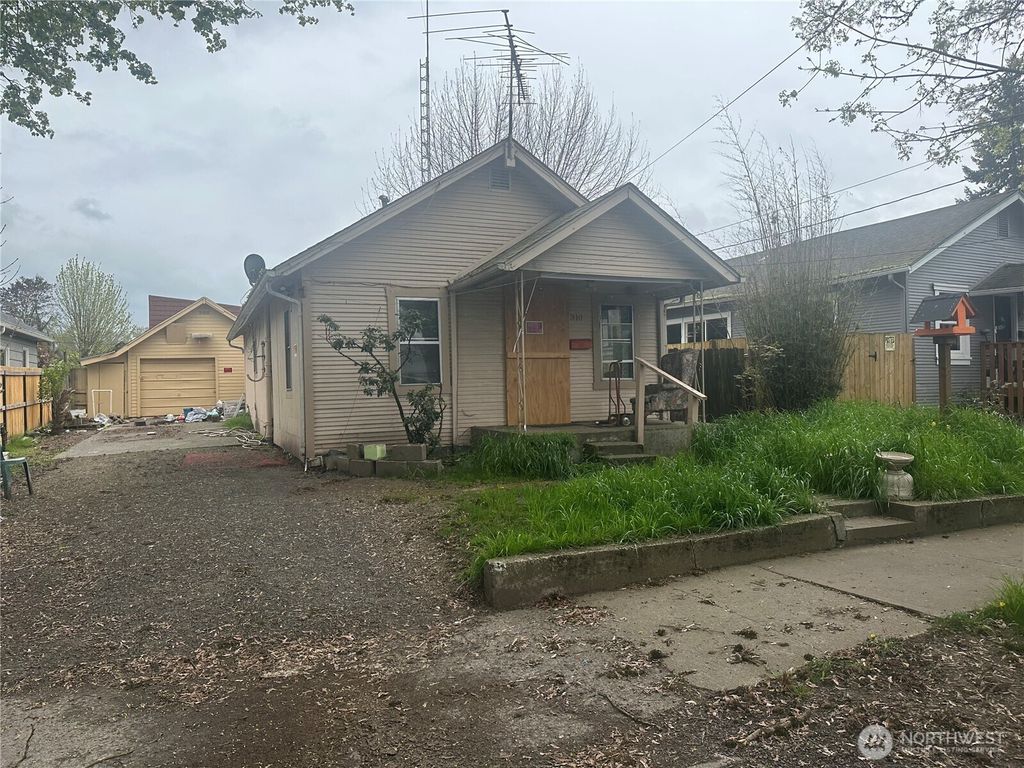 Photo of 310 NW 3rd, Kelso, WA 98626 (MLS # 2503199)
