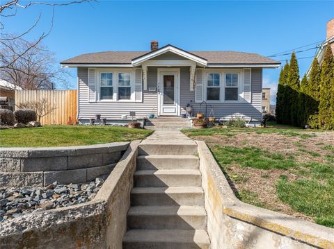 Photo of 340 Malaga Avenue, Wenatchee, WA 98801 (MLS # 2487738)