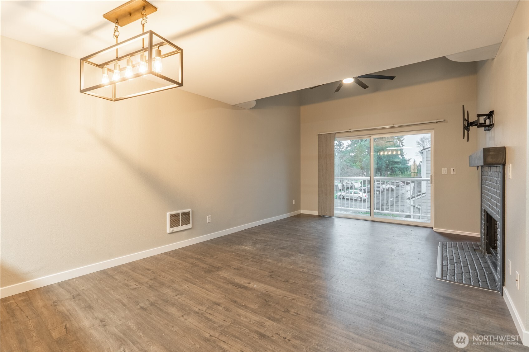 810 Pike Street NE E11