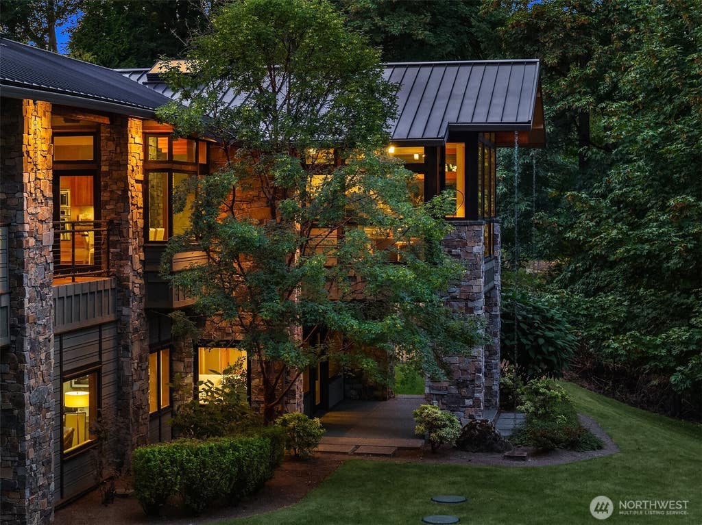 Photo of 11811 184th Avenue NE, Redmond, WA 98052 (MLS # 2574731)