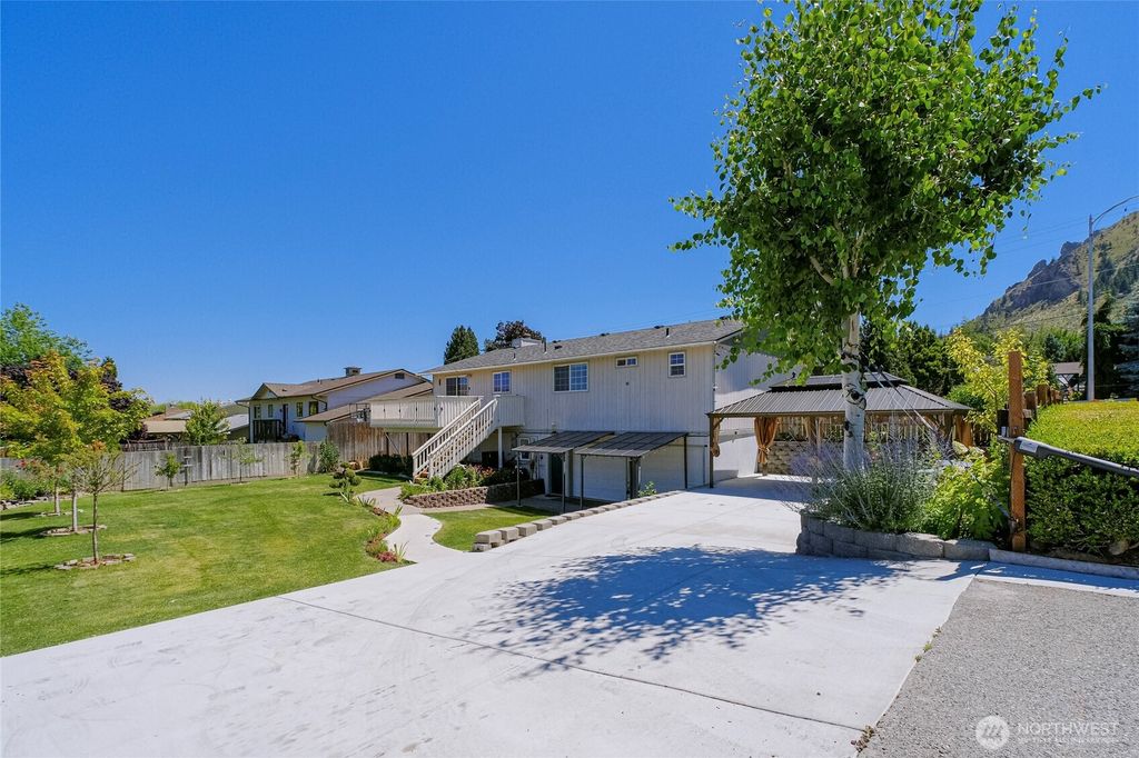 Photo of 1422 Millerdale Avenue, Wenatchee, WA 98801 (MLS # 2538672)
