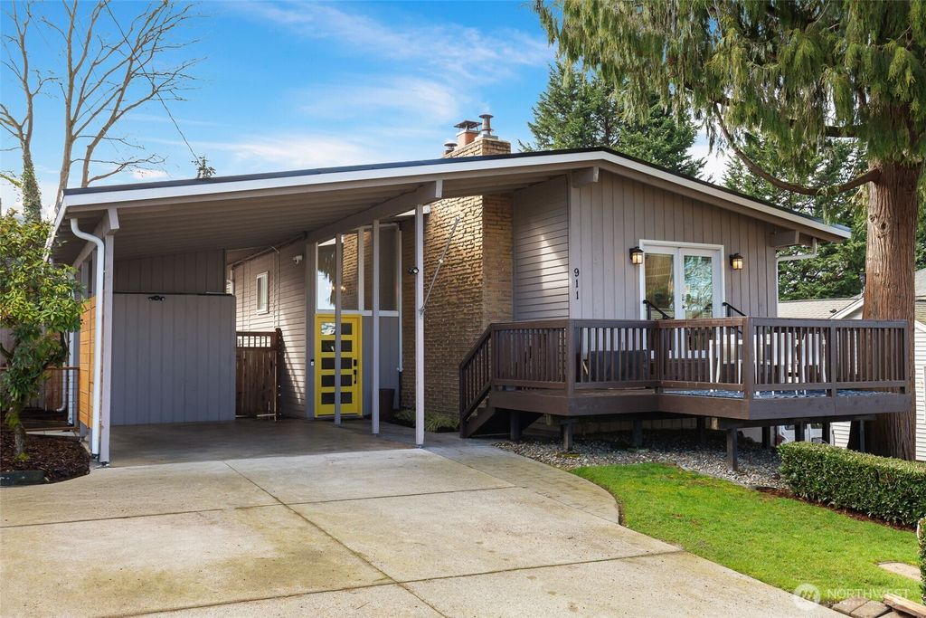 Photo of 911 N 30th Street, Renton, WA 98056 (MLS # 2354002)