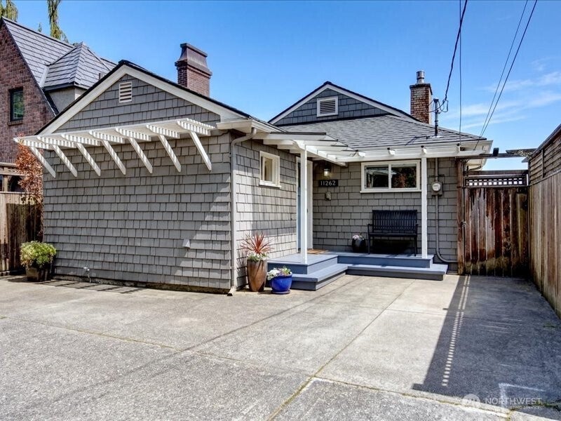 Photo of 11262 Riviera Place NE, Seattle, WA 98125 (MLS # 2576804)