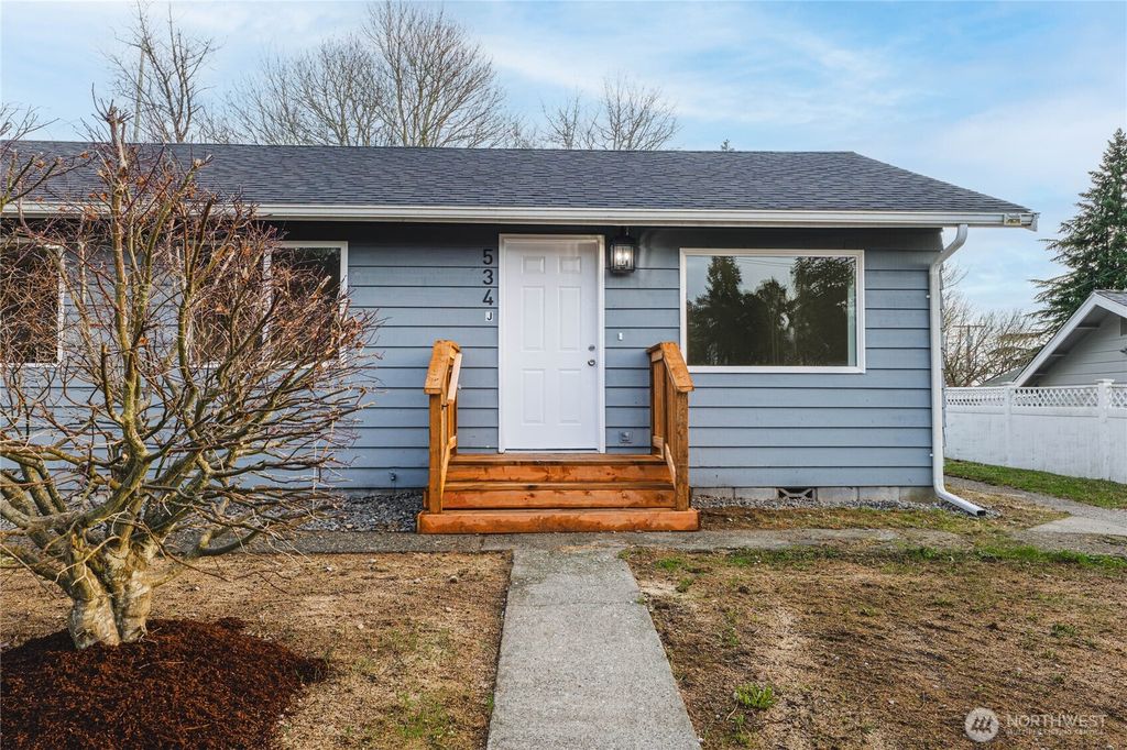 Photo of 534 Juniper St St, Bremerton, WA 98310 (MLS # 2462863)
