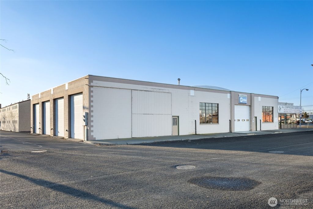 Photo of 323 E 3rd Avenue, Moses Lake, WA 98837 (MLS # 2459705)