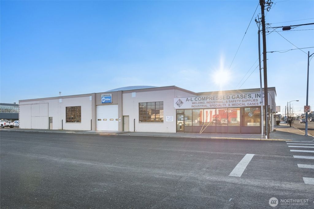 Photo of 323 E 3rd Avenue, Moses Lake, WA 98837 (MLS # 2459705)