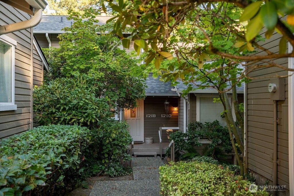 Photo of 1218 101st Place NE, Bellevue, WA 98004 (MLS # 2436736)