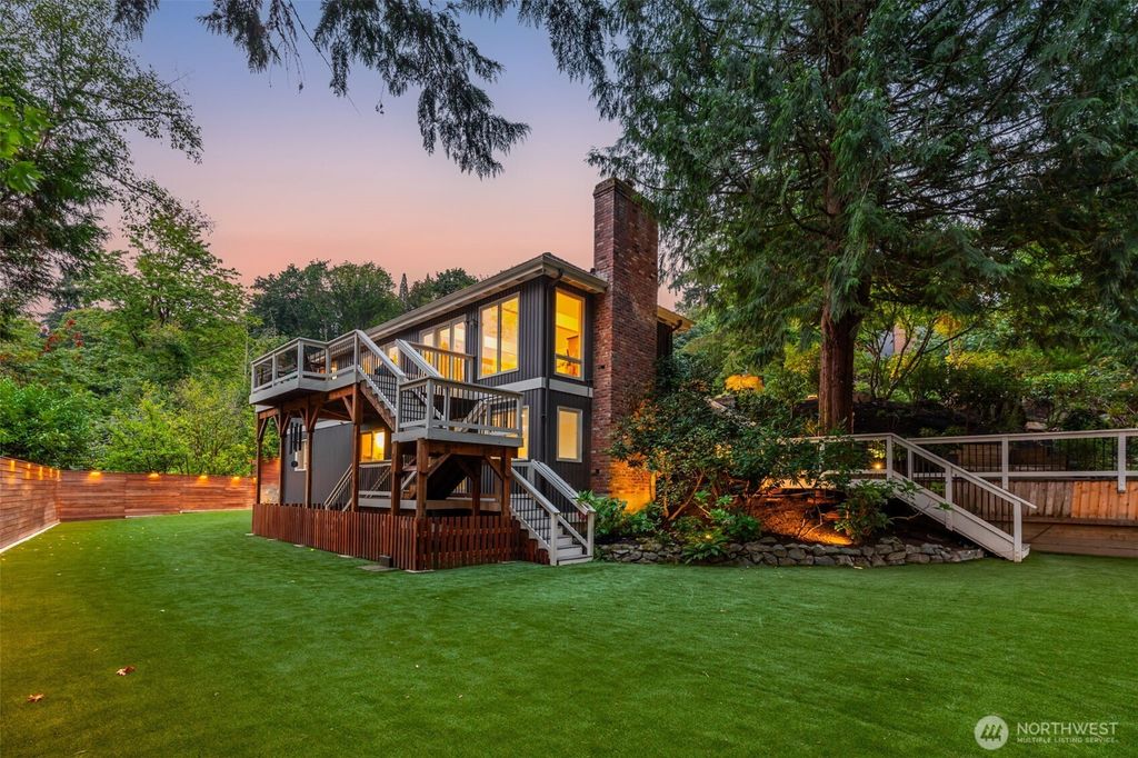 Photo of 8402 SE 53rd Place, Mercer Island, WA 98040 (MLS # 2508377)