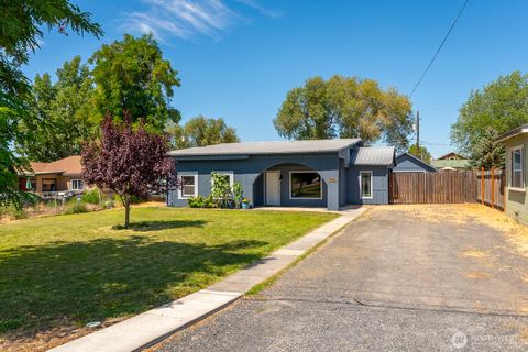 Photo of 1036 W Luta Street, Moses Lake, WA 98837 (MLS # 2414265)