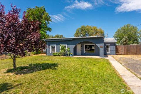 Photo of 1036 W Luta Street, Moses Lake, WA 98837 (MLS # 2414265)
