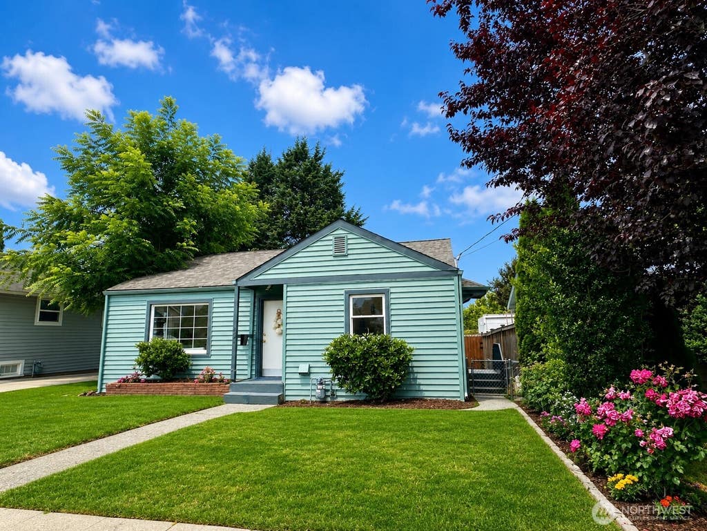 Photo of 421 Wells Avenue N, Renton, WA 98057 (MLS # 2550935)