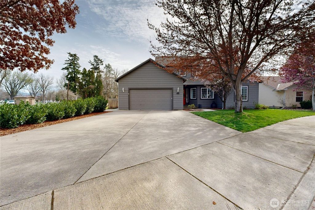 Photo of 48 Parkwood Circle, Walla Walla, WA 99362 (MLS # 2495001)
