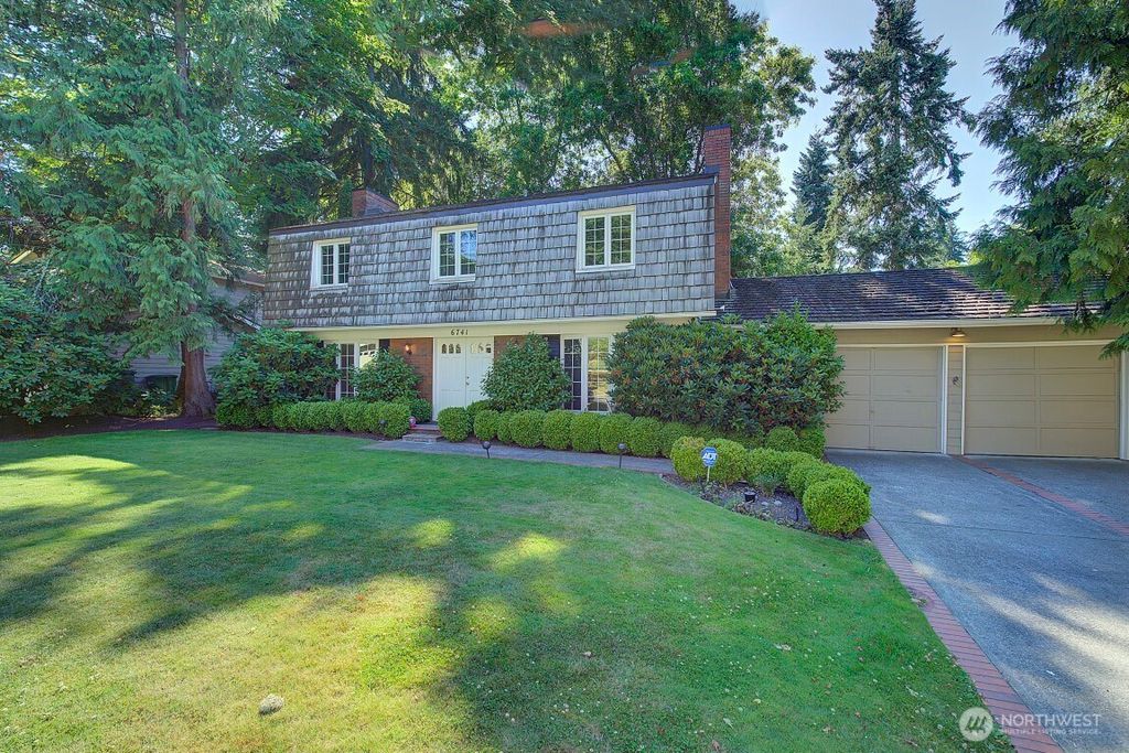 Photo of 6741 81st Avenue SE, Mercer Island, WA 98040 (MLS # 2473141)