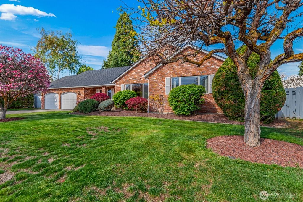 Photo of 6 Sunburst Street, Wenatchee, WA 98801 (MLS # 2512828)