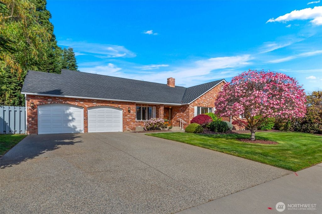 Photo of 6 Sunburst Street, Wenatchee, WA 98801 (MLS # 2512828)