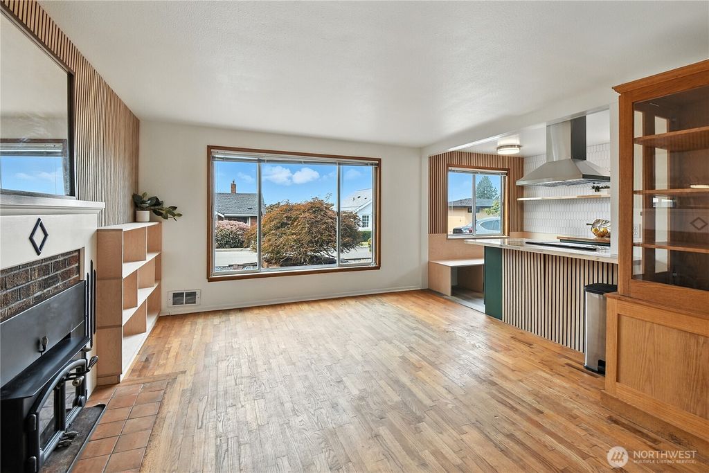 Photo of 600 Grant Avenue S, Renton, WA 98057 (MLS # 2429842)