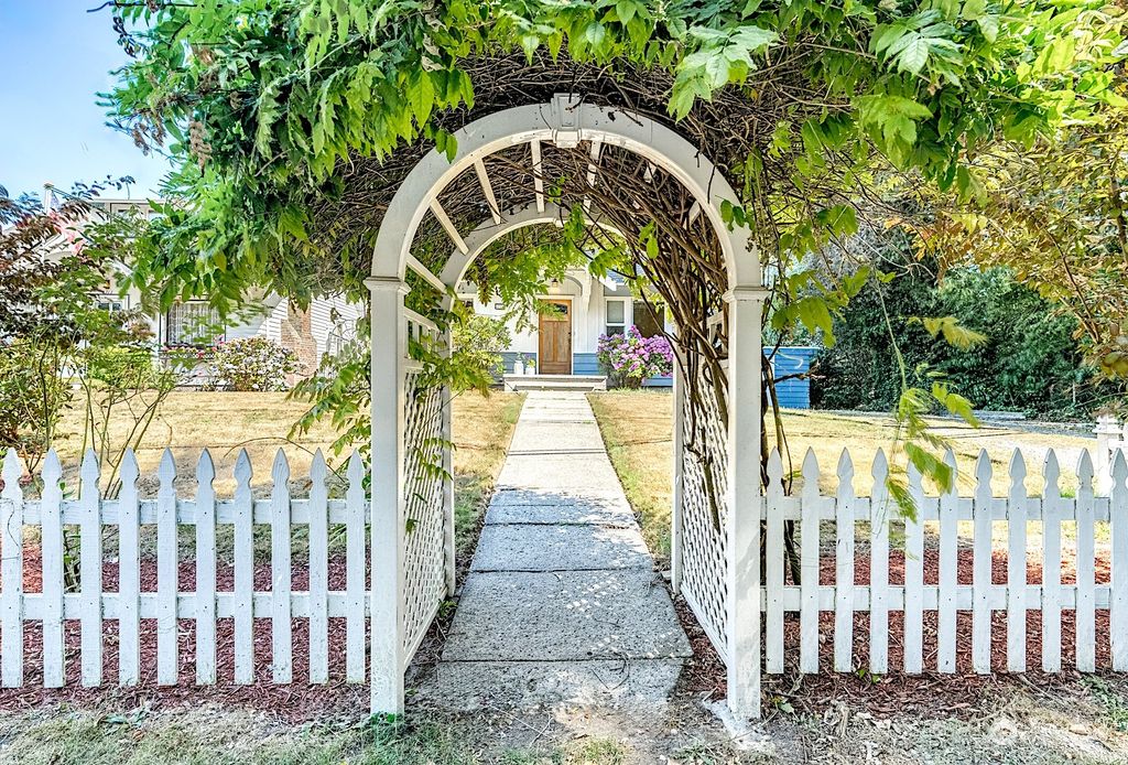Photo of 4215 Federal Avenue, Everett, WA 98203 (MLS # 2150099)