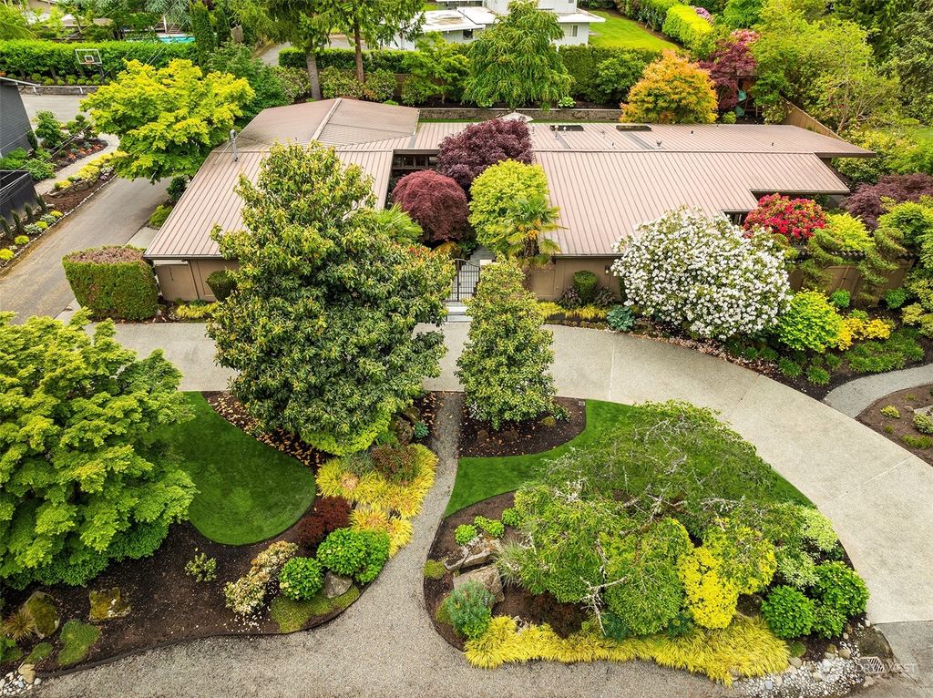 Photo of 3215 78th Place NE, Medina, WA 98039 (MLS # 2241830)